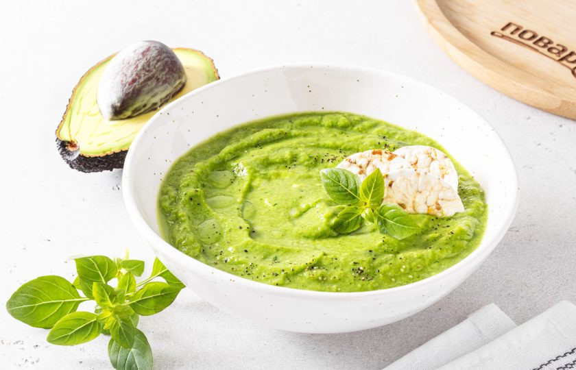 1. Этап. Холодный суп из авокадо: Перелейте суп в тарелку, сбрызнете ароматным маслом. При подаче можно добавить рисовые хлебцы и базилик для украшения. Холодный суп из авокадо готов, приятного вам аппетита!
