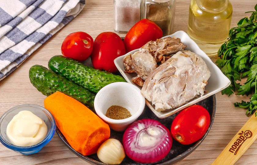 1. Этап. Салат кучками с корейской морковкой: Подготовьте указанные ингредиенты. Лук используйте красный или репчатый маринованный.