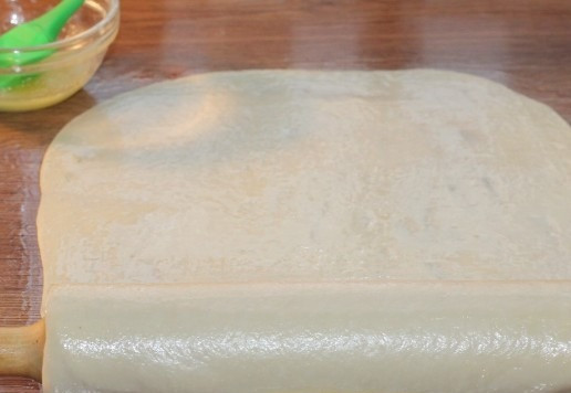 1. Этап. Лепешки по мотивам фесели: 13. Столешница у меня одна, поэтому, я наматывала пласты (7 шт) на большую скалку-мялку.