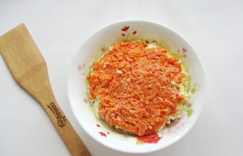 1. Этап. Салат Рыбки в пруду со шпротами: Морковь отварите до готовности, охладите, очистите и натрите на терке. Смешайте с майонезом. Выложите следующим слоем.