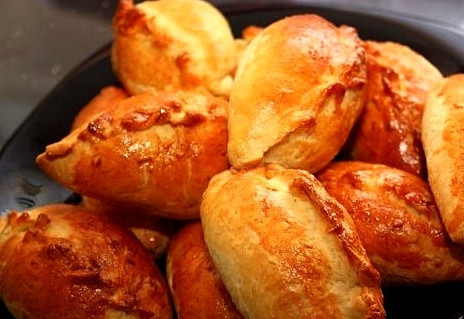 1. Этап. Пирожки с фасолью: Готовые пирожки немного остудить и подать на стол - очень вкусно со сметаной или йогуртовым соусом. Приятного аппетита!