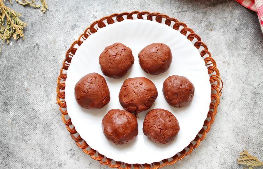 1. Этап. Печенье с кремом-чиз: Соедините края теста сверху, зажмите и сформируйте шарик. Противень застелите пергаментом и выложите печенье на небольшом расстоянии, немного прижав.