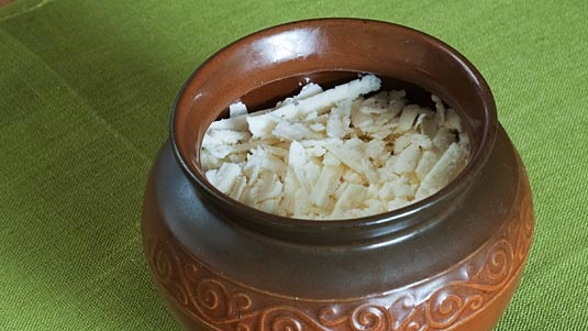 1. Этап. Бануш с грибами: Присыпаем сверху брынзой. Выкладываем грибы.