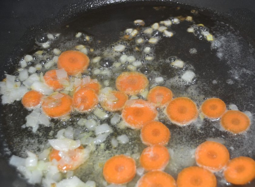 1. Этап. Тушеная картошка без мяса: Обжарьте лук и морковь на смеси растительного и сливочного масла.