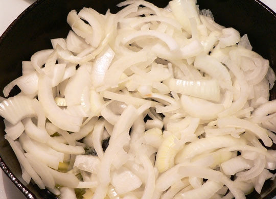 1. Этап. Жареная печень: Когда масло растает, отправьте жариться нарезанный лук. Жарьте его до полупрозрачного состояния.