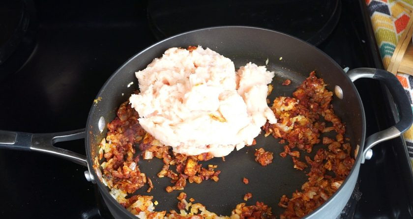 1. Этап. Куринные котлеты: Тем временем обжарьте на сковороде с растительным маслом до золотистого цвета лук. После чего отправляйте к луку куриный фарш.