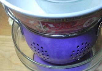 1. Этап. Домашний сыр из кефира и молока: Заворачиваем в марлю получившуюся творожистую массу. Закручиваем конец марли так туго, как только сможете. От этого зависит плотность будущего сыра. После чего, кладем комок творожка в дуршлаг и ставим сверху груз, лучше потяжелей. Относим в холодильник на ночь.