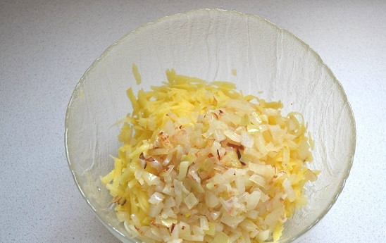 1. Этап. Белорусская запеканка: 5. Туда же отправьте обжаренный лук.