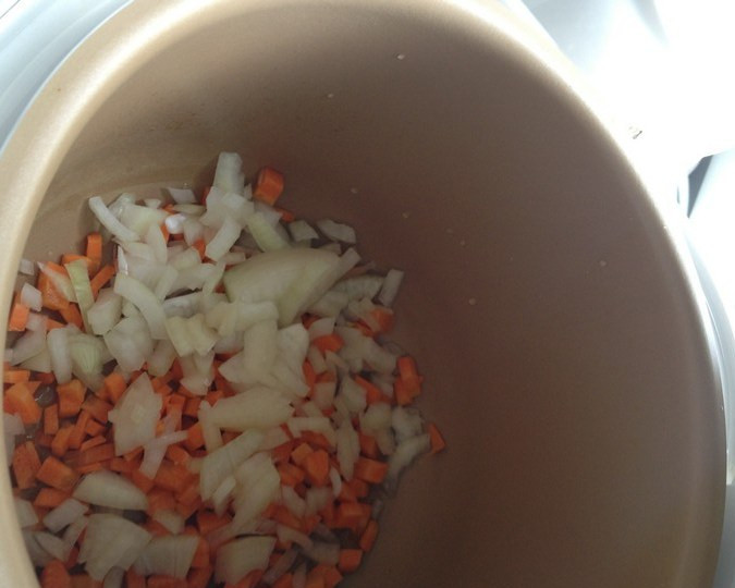 1. Этап. Харчо из курицы в мультиварке: На дно мультиварки выкладываем морковку и лук, включаем режим 