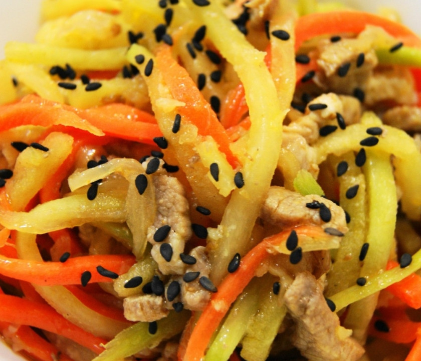 1. Этап. Редька маргеланская: 7. Украшаем по вашему желанию и подаем к столу. Очень пикантный и вкусный салат!