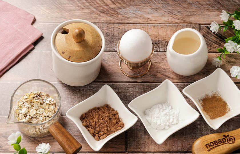 1. Этап. Овсяные кексы без муки в микроволновке: Подготовьте все ингредиенты по списку. Ряженку можно заменить на кефир, не слишком густую сметану или на натуральный йогурт. Овсяные хлопья берите быстрого приготовления.