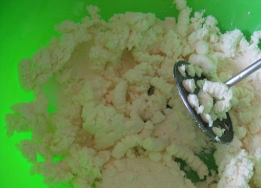 1. Этап. Пирог Европейский: 1. Перед тем как приготовить пирог европейский, включите духовой шкаф для прогревания. Все ингредиенты приготовьте. Возьмите емкость, положите в нее творог, хорошо разотрите, чтобы исчезли мелкие крупинки.