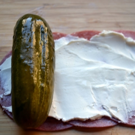 1. Этап. Роллы по-русски: На край салями кладем огурец.