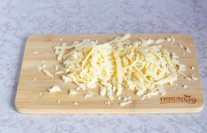 1. Этап. Молодой картофель по-португальски в горчичной заправке: Сыр натрите на крупной терке.
