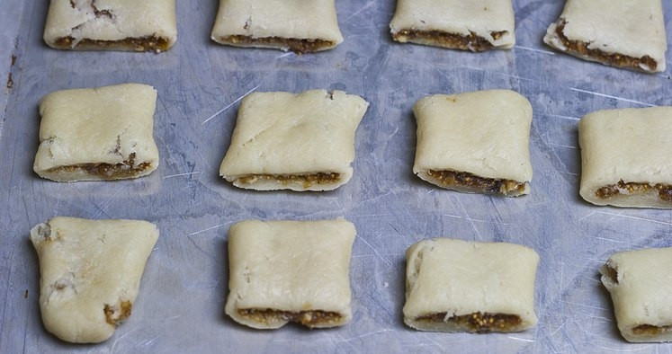 1. Этап. Итальянское печенье с инжиром: Сырое печенье выкладываем на противень, выпекаем 15 минут при 180 градусах до уверенной корочки.