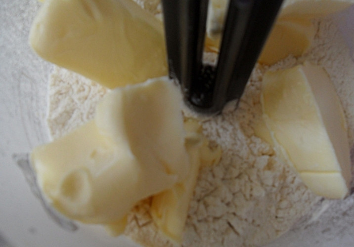 1. Этап. Маковый пирог: Приготовим тесто. В блендере соединяем: 200 грамм муки, холодное масло.