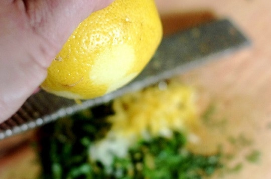 1. Этап. Гремолата: 3. Вымойте и обсушите лимоны, натрите цедру.