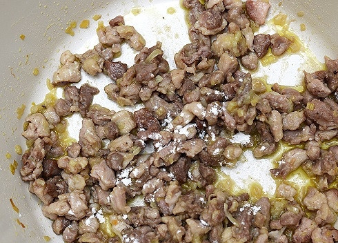 1. Этап. Фаршированные конкильони с курицей: Добавим ложку муки, соль и перец, обжариваем еще минуту.