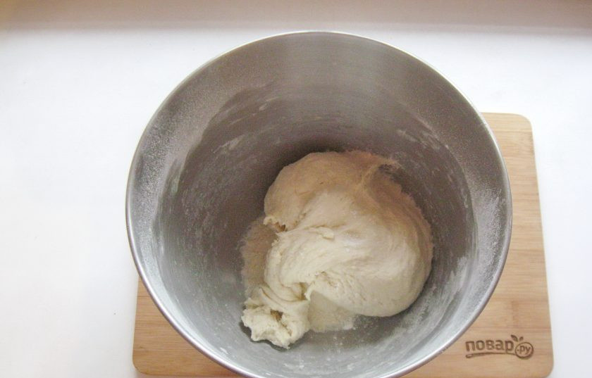 1. Этап. Суп Пашкет: Замесите мягкое и эластичное тесто.