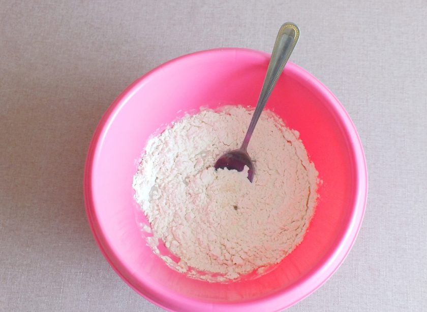 1. Этап. Батон Подмосковный: Добавьте 125 грамм просеянной муки.