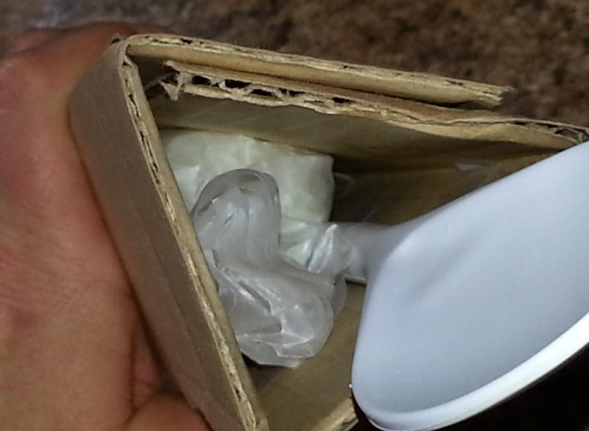 1. Этап. Яйца в форме сердечек: Положите на ложку, заверните картон и закрепите.