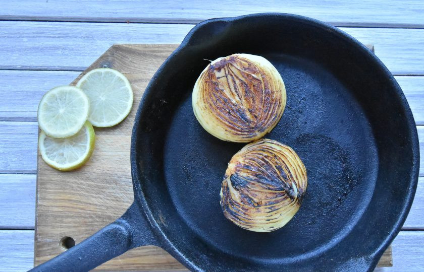 1. Этап. Фо бо (классический рецепт): Чтобы бульон приобрел красивый золотистый цвет разрежьте пополам репчатый лук и хорошенько поджарьте его на раскаленной сухой сковороде. В бульон для усиления вкуса и аромата добавьте луковицу, красный острый перец, бадьян, гвоздику, кусочек корицы, стебли кинзы и имбирь. Варите бульон еще в течение 30 минут. Отрегулируйте вкус бульона с помощью сахара и соли.