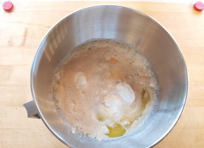 1. Этап. Рулет с начинкой из мака: 4. После этого смешайте дрожжи с молоком, сахаром, мягким маслом, мукой, яйцами и солью. Мешайте смесь 3 минуты.