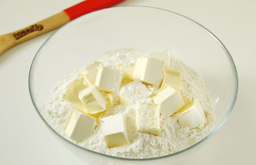 1. Этап. Слоеное печенье на сметане: Соедините муку, соль и нарезанное кубиками масло.