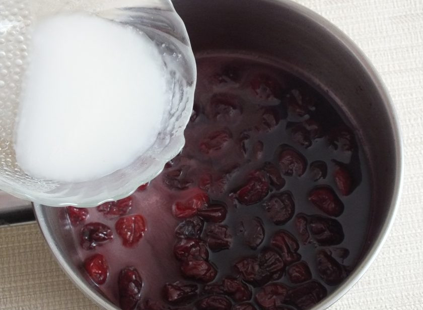 1. Этап. Ленивый чизкейк: Доведите вишню до кипения. Добавьте разведенный крахмал и помешивая, уварите до загустения.