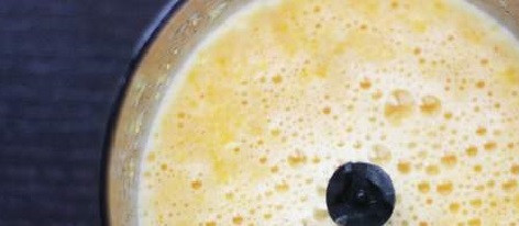 1. Этап. Апельсиновый пирог в мультиварке: Переложите цедру в тарелку. Положите в блендер целые дольки апельсина. Делаем сок.