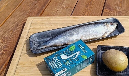 1. Этап. Закуска по-русски: Подготовить продукты для приготовления закуски: картофель помыть, селедку разделать на филе.