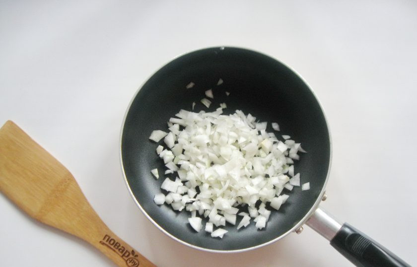 1. Этап. Рассольник без картошки: Репчатый лук очистите, помойте, мелко нарежьте.