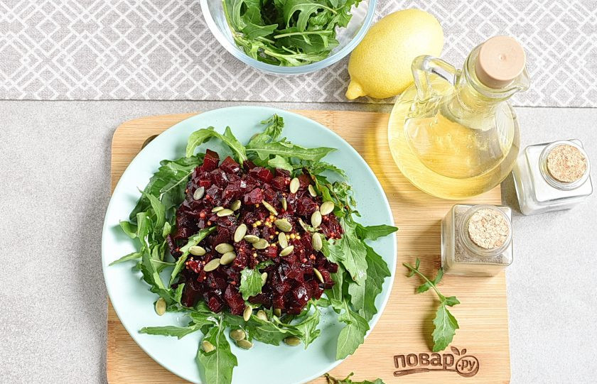 1. Этап. Салат из вареной свеклы с рукколой: Сверху выложите по порции салата и посыпьте тыквенными семечками. Сбрызните сверху остатками заправки. И сразу подавайте к столу.