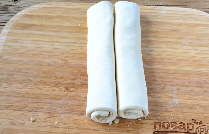 1. Этап. Ушки-завитушки: Этот рулет заверните поперек, начиная от коротких краев.