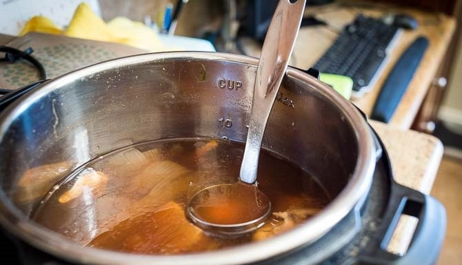 1. Этап. Суп из стейка семги: 2. Влейте в кастрюлю к фасоли и луку рыбный бульон, доведите ее содержимое до кипения.