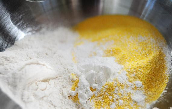 1. Этап. Кукурузный хлеб: 1. Предварительно разогреть духовку до 230 градусов. Добавить кукурузную муку, муку, соль и разрыхлитель в большую миску. Перемешать все ингредиенты вместе.