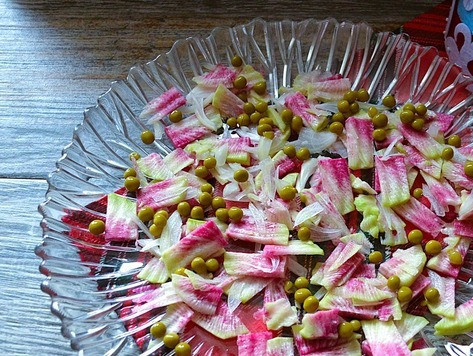 1. Этап. Салат Новогодние россыпи: Редьку нарезать тонкими небольшими кусочками, лук - мелко, слегка посолить, перетереть в ладонях, разложить на блюдо, добавить зелёный горошек.