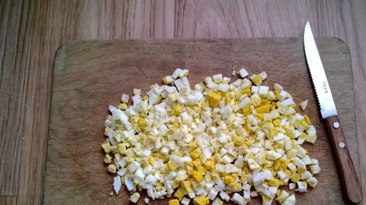 1. Этап. Губадья по-татарски: Яйца отварите вкрутую для начинки. Мелко их нарежьте.