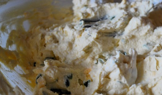 1. Этап. Закуска Парусники из яиц: Желтки, чеснок, петрушку и мягкий творог размять вилкой до однородности. Соль и перец добавить по вкусу.