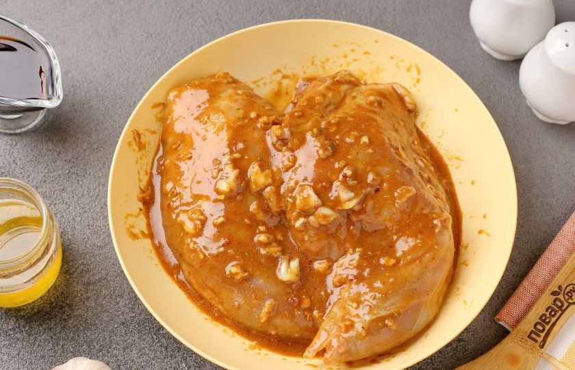 1. Этап. Кролик в соевом соусе с мёдом: Тщательно перемешайте и оставьте мясо мариноваться на 2-3 часа при комнатной температуре.