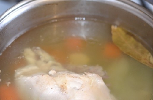 1. Этап. Прозрачный куриный бульон: 6. Довожу содержимое кастрюли до кипения, а затем сразу же убавляю огонь до минимума, это и есть залог прозрачного бульона. Варю бульон около одного часа, а за пару минут до готовности добавляю лавровый лист, соль и другие специи по вкусу.