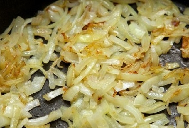 1. Этап. Грибной суп из замороженных грибов: Лук обжарьте до золотистого цвета.