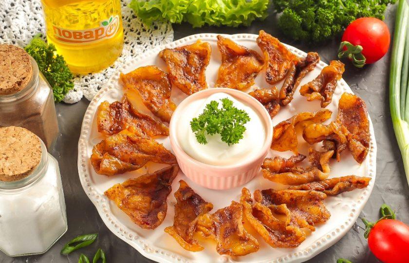 1. Этап. Чипсы из куриной кожи в духовке: Подайте чипсы из куриной кожи к столу вместе со вкусным соусом, пенным пивом и т.д.