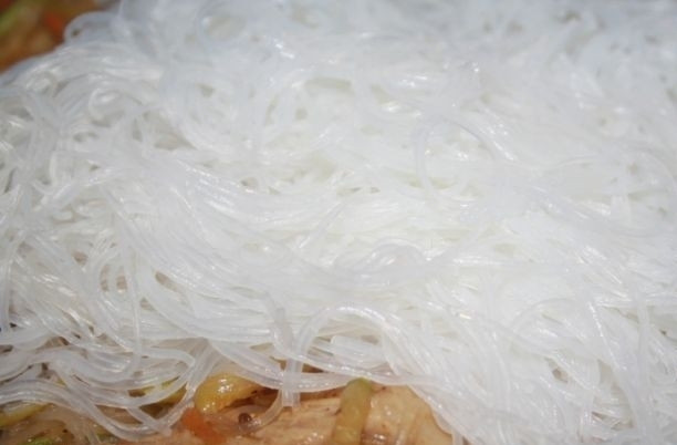 1. Этап. Китайская лапша со свининой: 4. Жарим еще пару минут, постоянно помешиваем. В самом конце добавляем запаренную заранее фунчозу. Я беру уже готовую лапшу в пачках, готовлю ее так, как написано на упаковке.