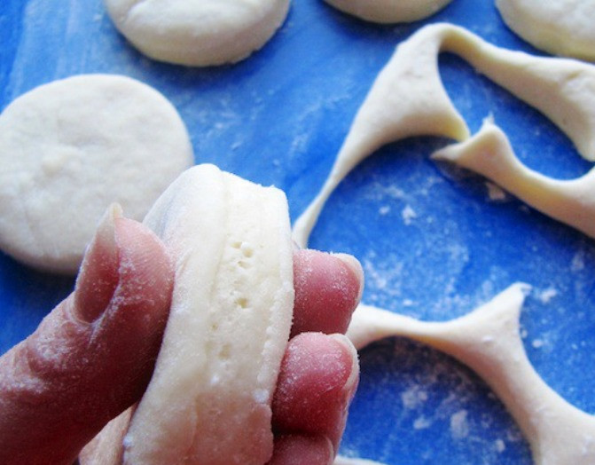 1. Этап. Диетические лепешки с творогом: Готовое тесто охладите в холодильнике, раскатайте в пласт и вырежьте с помощью формы круглые лепешки.