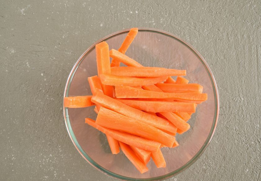 1. Этап. Морковные палочки: Переложите морковь в большую миску, добавьте растительное масло.