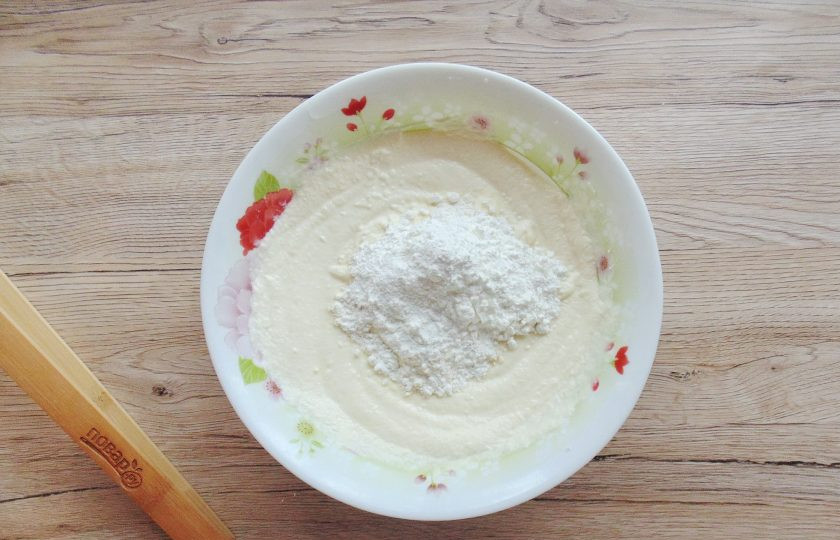 1. Этап. Творожная запеканка с абрикосами: Добавьте крахмал в творожную массу, перемешайте и ещё раз взбейте.