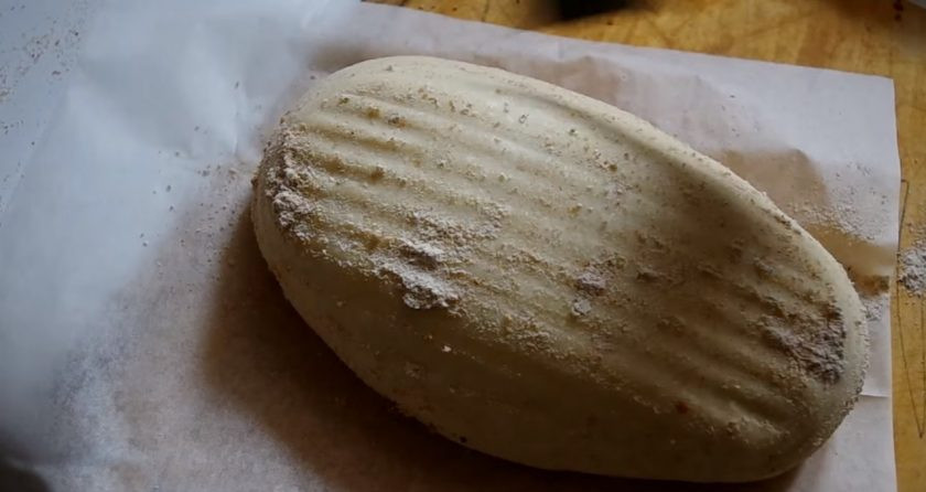 1. Этап. Французская булка на закваске: Сформируйте круглые или овальные заготовки, уложите швом вверх на противень расстаиваться, посыпав мукой. На расстойку уйдет около 2,5 часов .