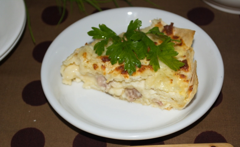 1. Этап. Пирог из лаваша с курицей: Готовый пирог нарежьте на кусочки. Можно подавать к столу!