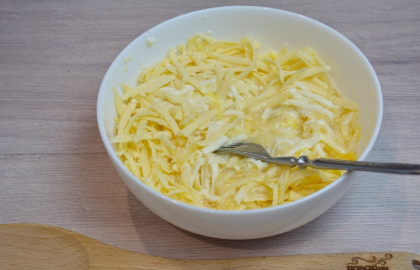 1. Этап. Ачма ленивая из лаваша: 4. Натрите на мелкой терке 2-3 зубчика чеснока. Чеснок, соль и перец добавьте в миску с сырами. Перемешайте.